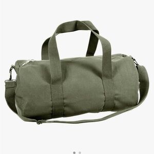 19in canvas duffel bag. No crossbody strap. Sorry!!